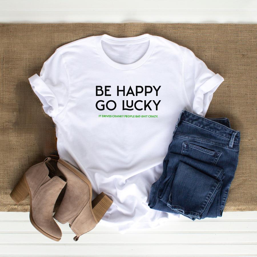 T-shirt Be happy go lucky flat lay in white 